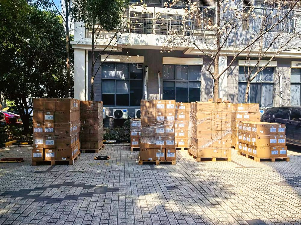 数千台华为平板订单整托盘备货待发运