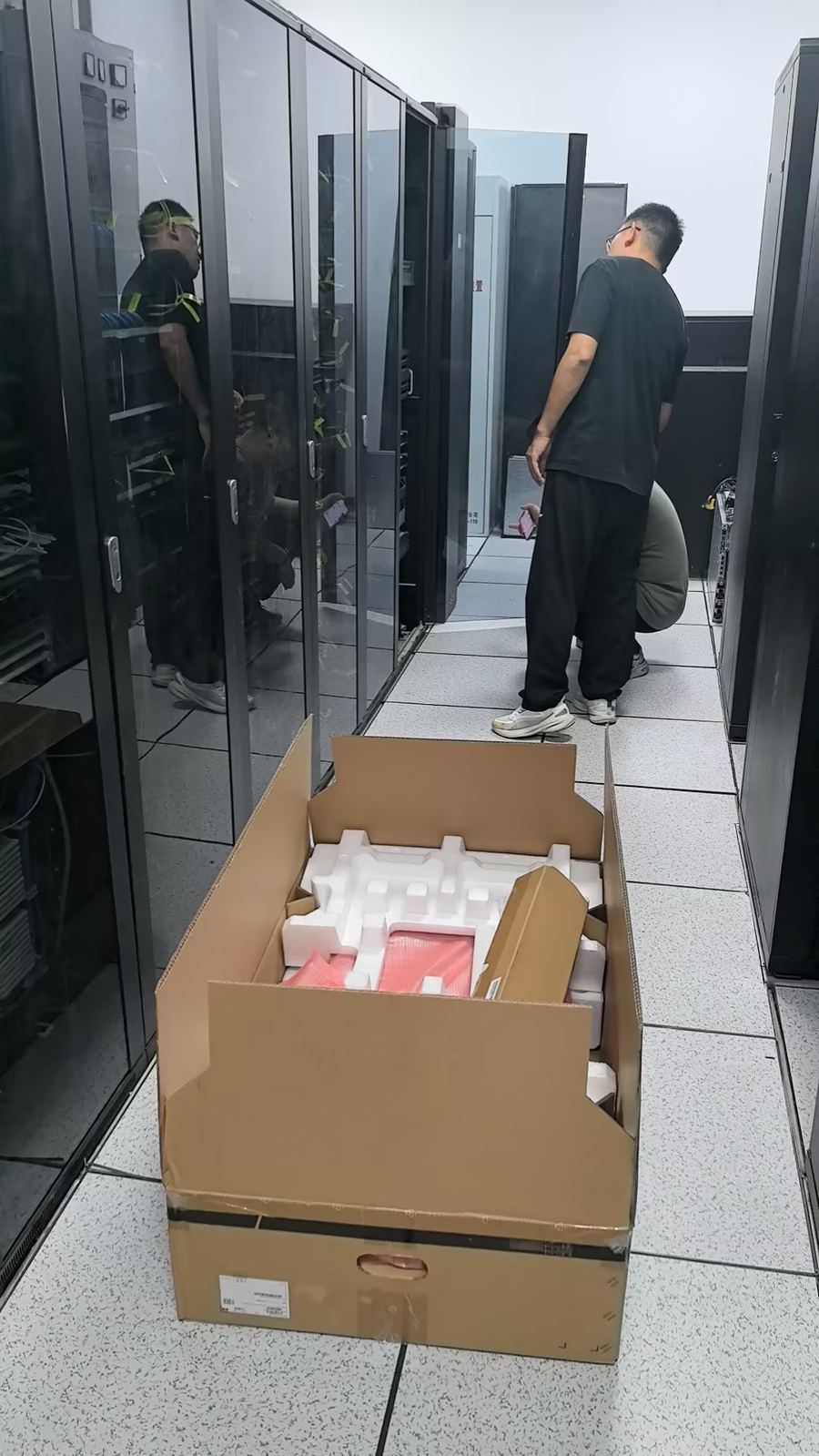 某大型国有企业集团 服务器机房交付调试现场