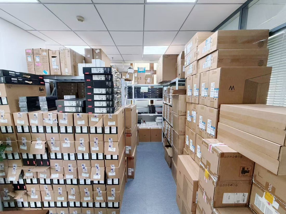上海扈罡实业 自有仓储实景：整机与配件分层备货